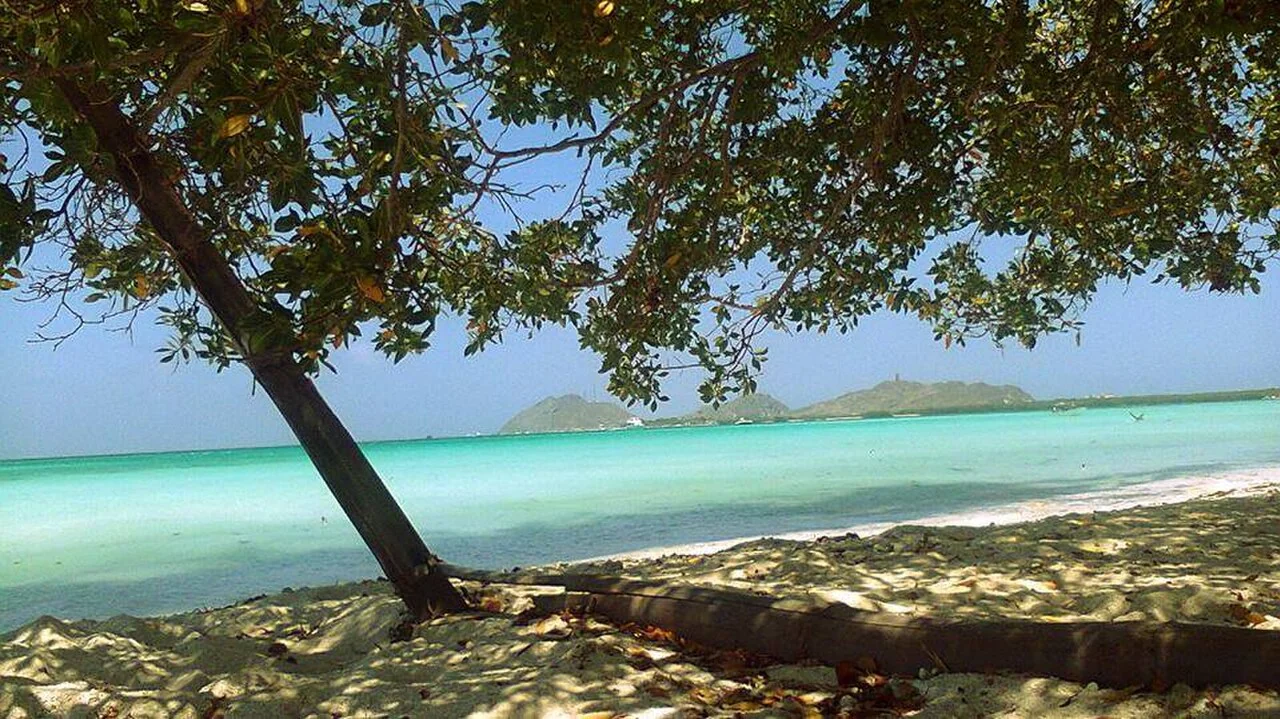 Gran Roque viewed from Cayo Madrisquí in Los Roques.