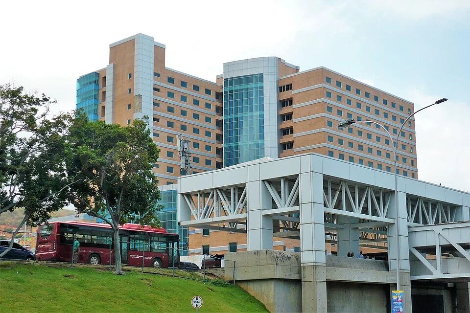 English: 5-star hotel a few meters from the international terminal of Maiquetía International Airport (SVMI)