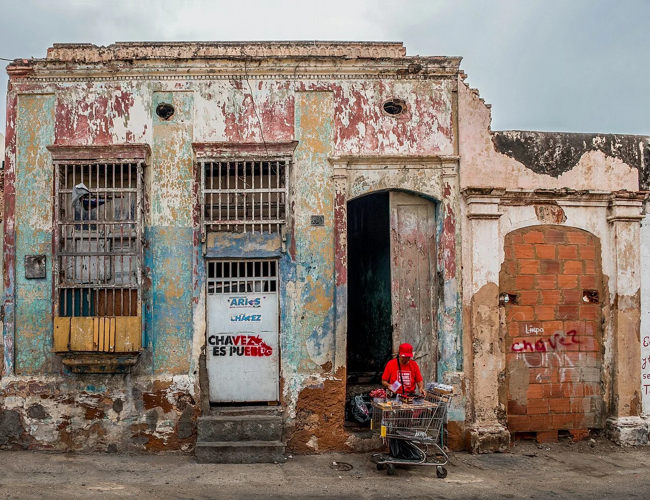 A typical colonial house in downtown Maracaibo gives the final purchasing-power discussion a specific local housing context.