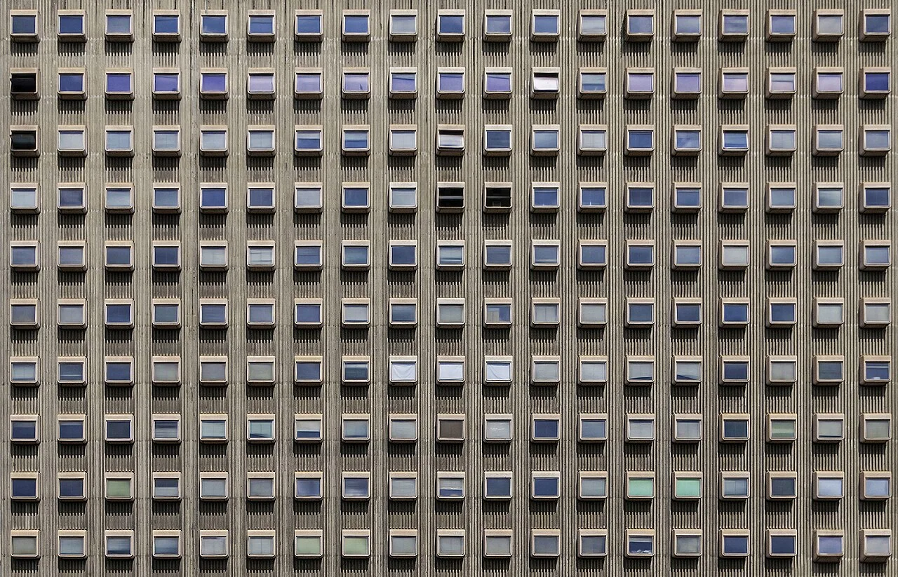 Torre América in Caracas represents the corporate built environment discussed in the capital’s premium-service context.