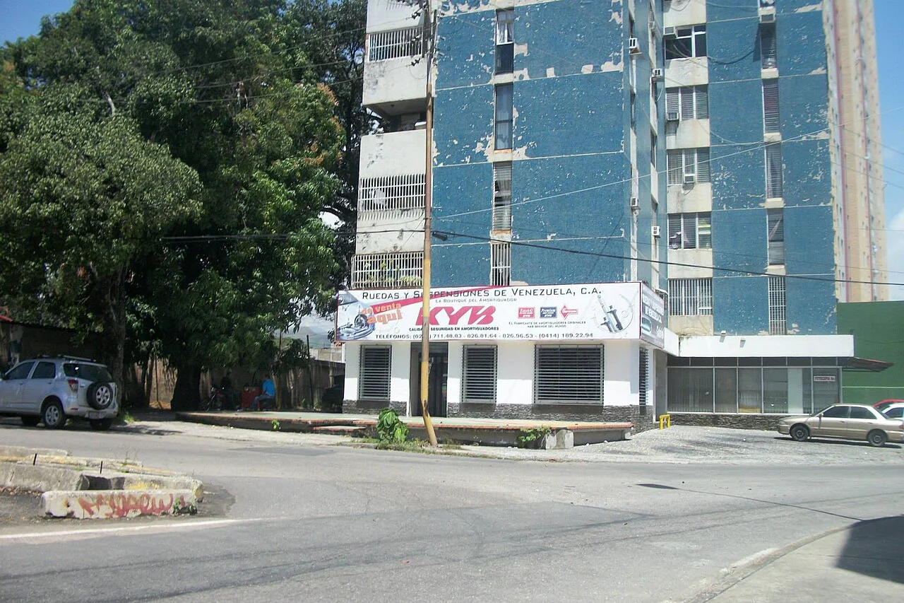 Kerdell, Valencia, is a local urban setting for thinking through relocation and the purchasing power of a job offer.