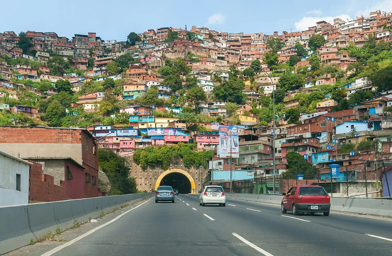 The El Paraíso tunnel is a real Caracas transport corridor, a useful visual reminder that zones and access routes affect daily costs.