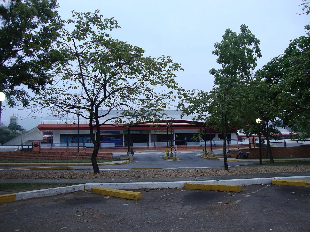 Guaparo, a Valencia neighborhood, provides local context for the city’s distinct residential and industrial setting.