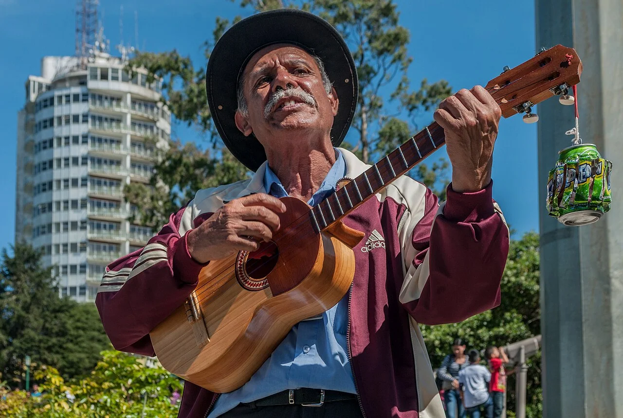 A street performer near Caracas’s Hotel Humboldt is an informal-income scene, not a formal salary benchmark—exactly why job offers need cost-adjusted review.