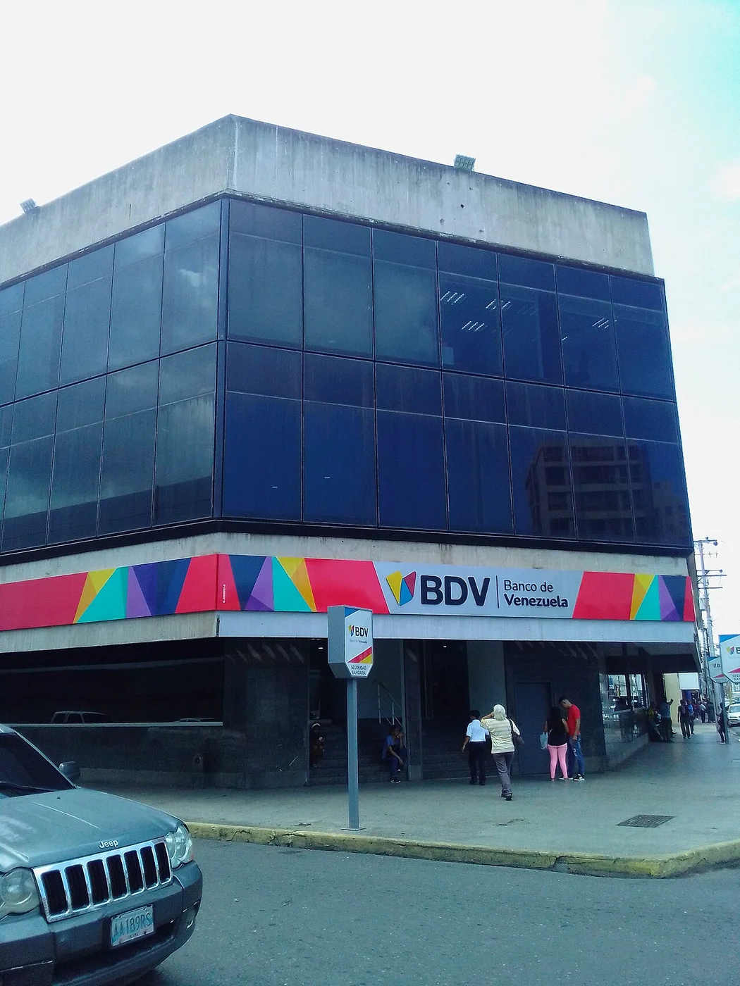 A second, distinct documented view of Banco de Venezuela in Puerto La Cruz accompanies the warning against opaque intermediary chains.