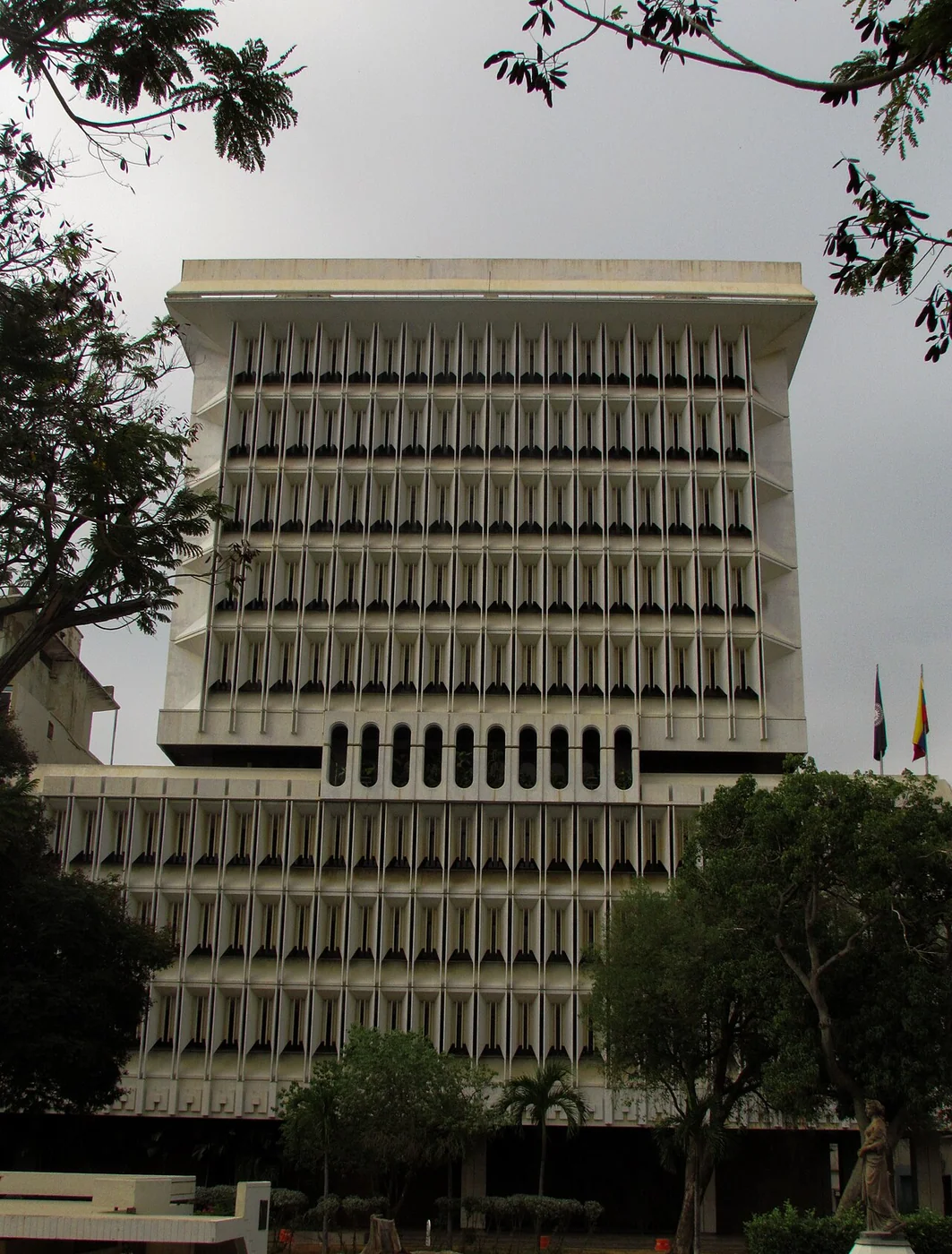 Subsidiary building of the Banco Central de Venezuela in Maracaibo, Zulia, closing visual for the emphasis on documented fund flows.