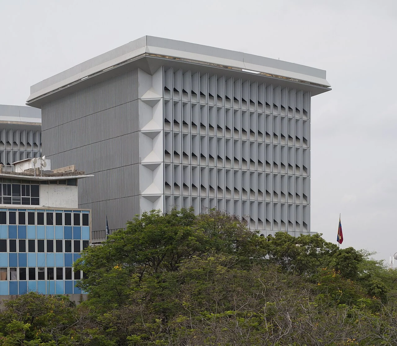 Torre del Banco Central de Venezuela in Maracaibo, a local financial-institution context for separating tax-resident reporting from Venezuelan procedures.