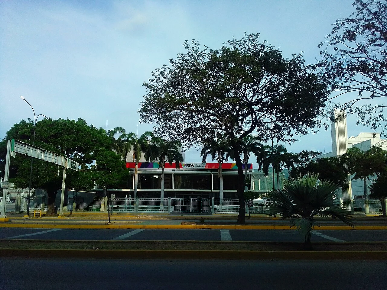 Banco de Venezuela branch in Puerto La Cruz, a local banking counterpart in a comparison where formal transfers offer institutional traceability.