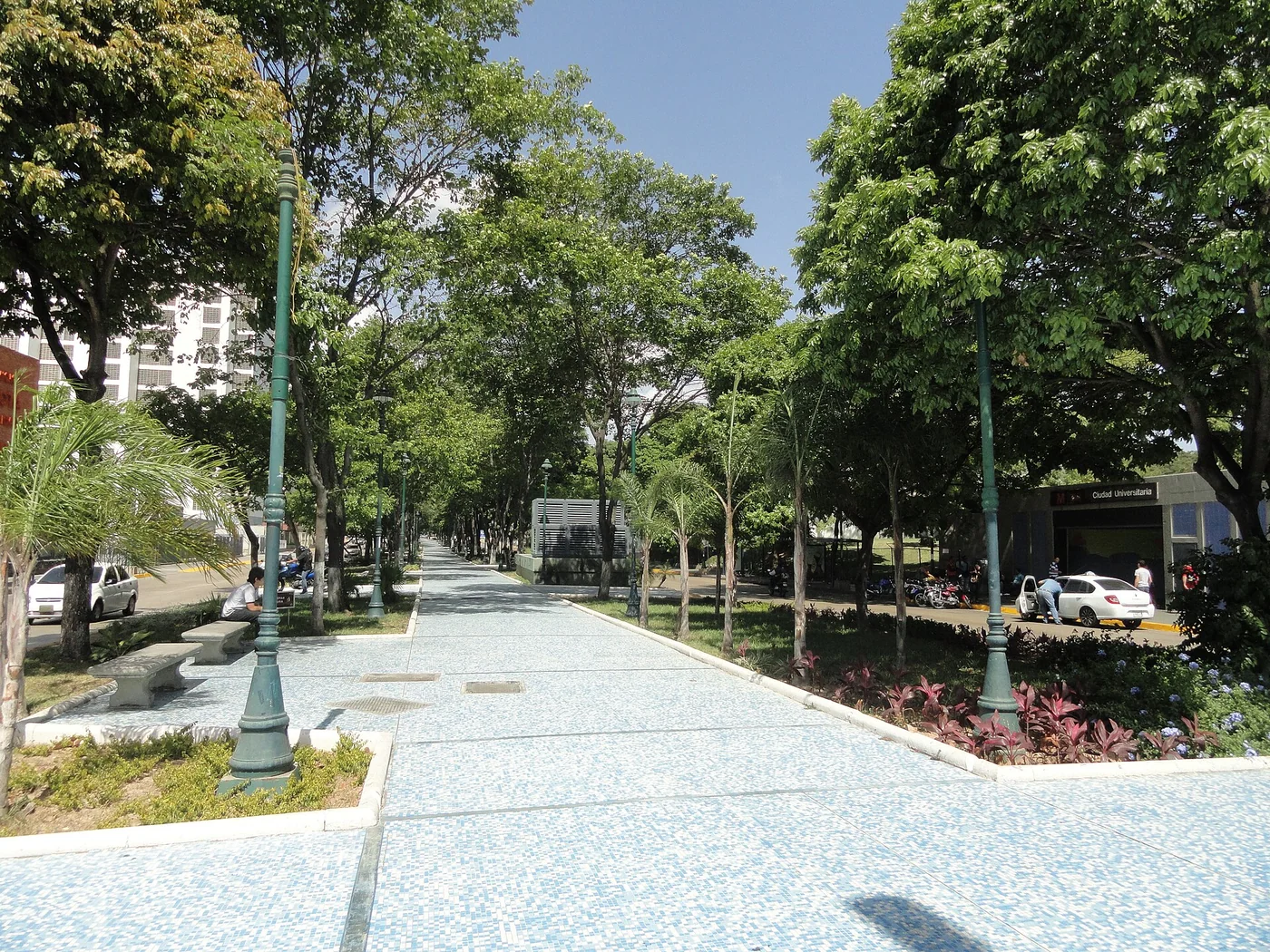 Pedestrian approach to Estación Ciudad Universitaria in Caracas.