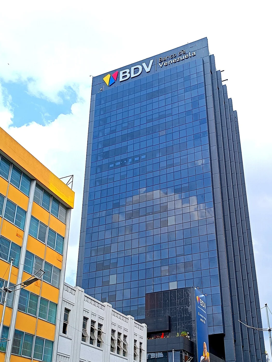 The Banco de Venezuela tower on Avenida Universidad connects the official-rate discussion to a named Venezuelan financial institution.