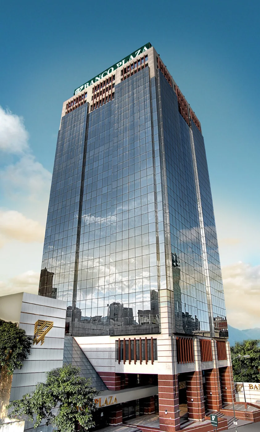 Banco Plaza’s Caracas tower anchors the mixed-cost small-business profile in a real local financial setting.