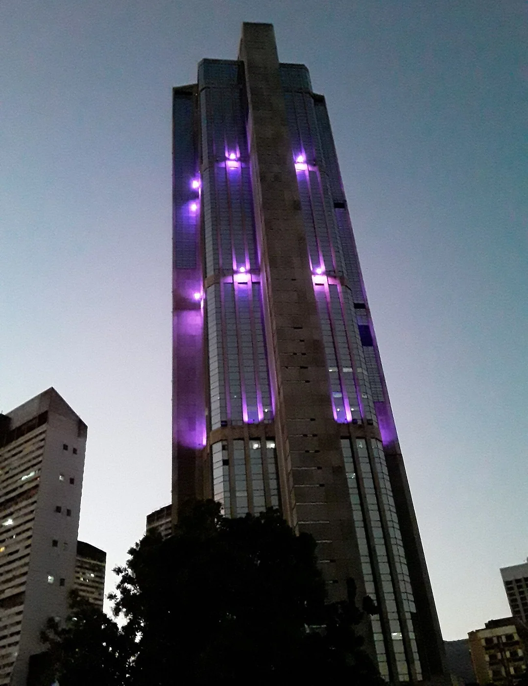Caracas Parque Central combines residential buildings and office towers, making the property market comparison concrete.