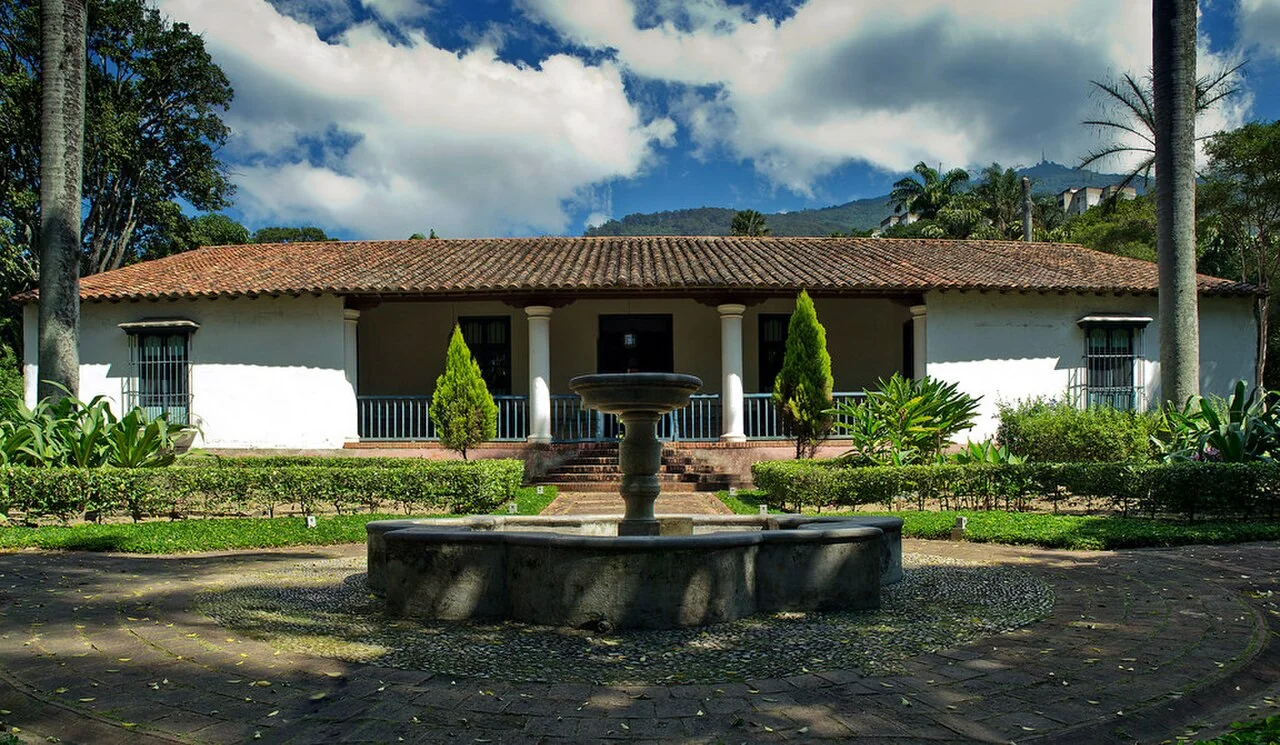 Quinta de Anauco is a documented Caracas residence that gives the diaspora-savings discussion a specific local property context.