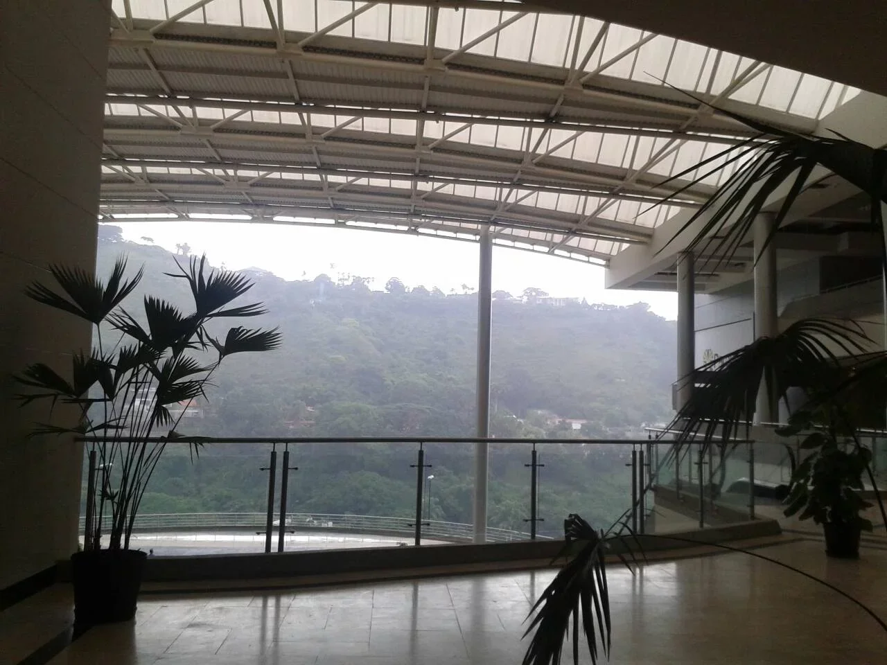 Parque Cerro Verde in El Hatillo, an identified local commercial/residential context for mapping a buyer’s search area.