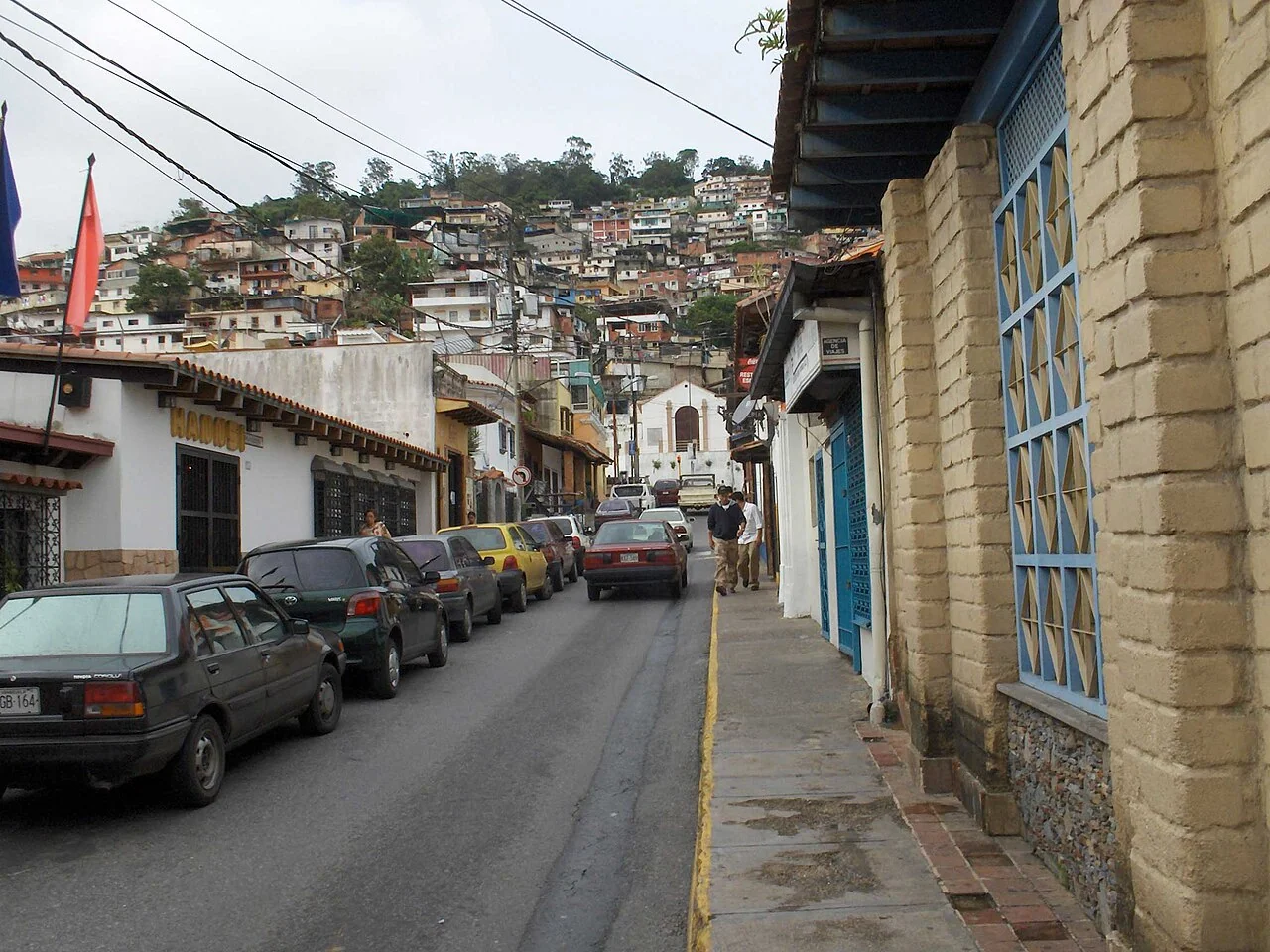 Municipio El Hatillo, Caracas, shown as a local residential context for the article’s illustrative closing-cost model.