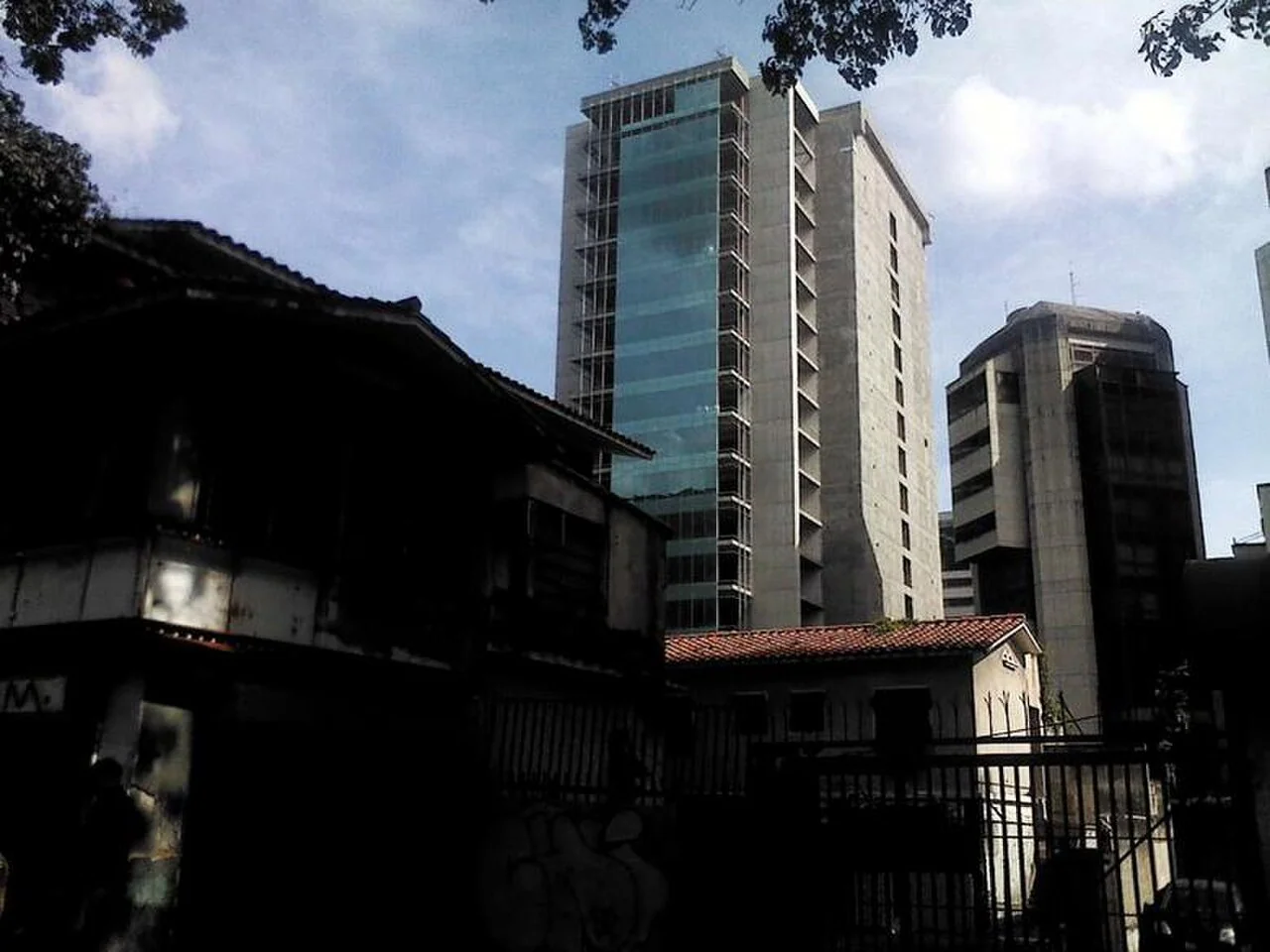 Centro Financiero El Rosal, a local visual cue for the financial-corridor context behind the article’s illustrative comparison.