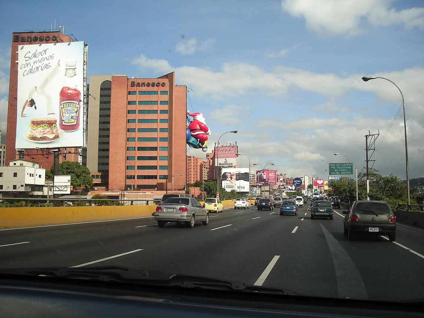 El Rosal along the Francisco Fajardo corridor, showing the dense urban setting behind Caracas property searches.