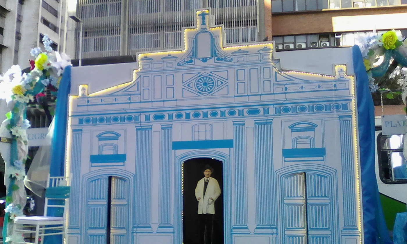 A second view of a José Gregorio Hernández devotional float in Venezuela.