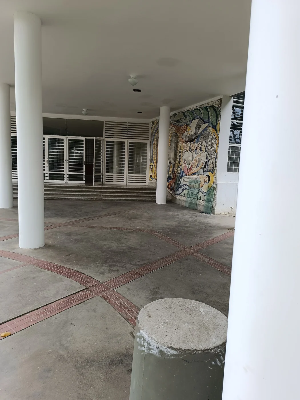 Exterior view of the UCV medical institute that bears José Gregorio Hernández’s name.
