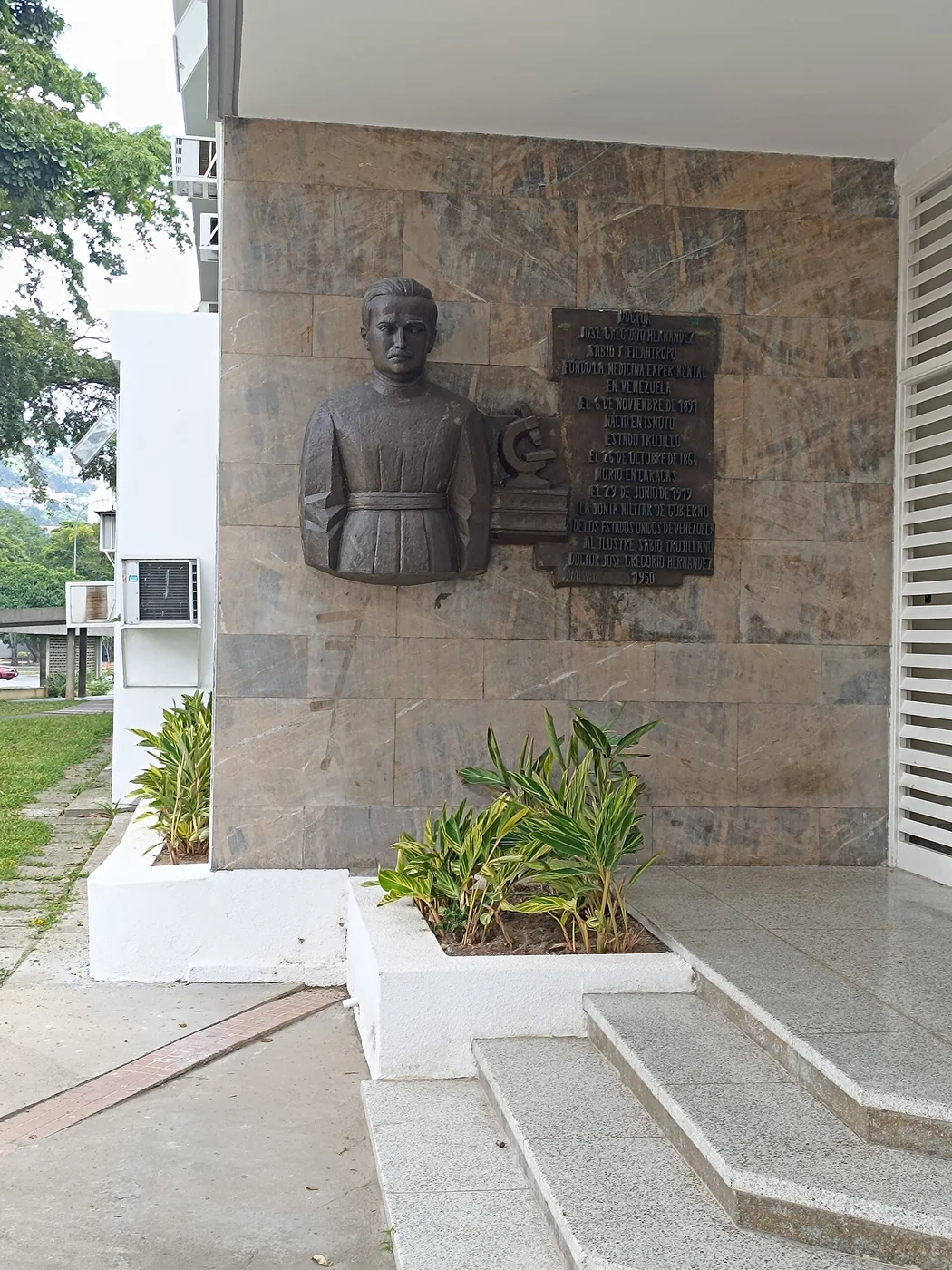A further exterior view of the Instituto de Medicina Experimental José Gregorio Hernández in Caracas.