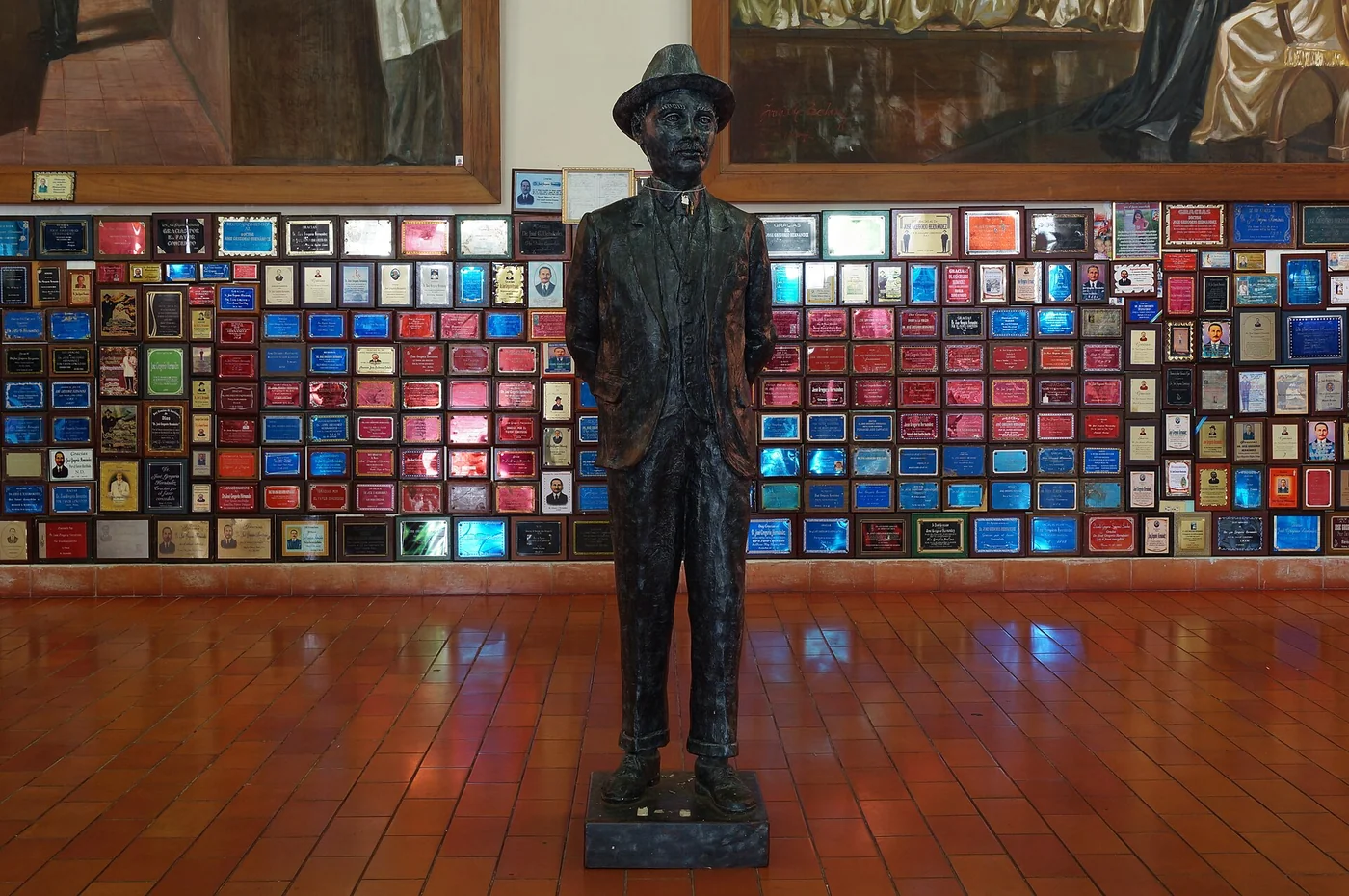 A second view of a José Gregorio Hernández statue in Isnotú, Trujillo.