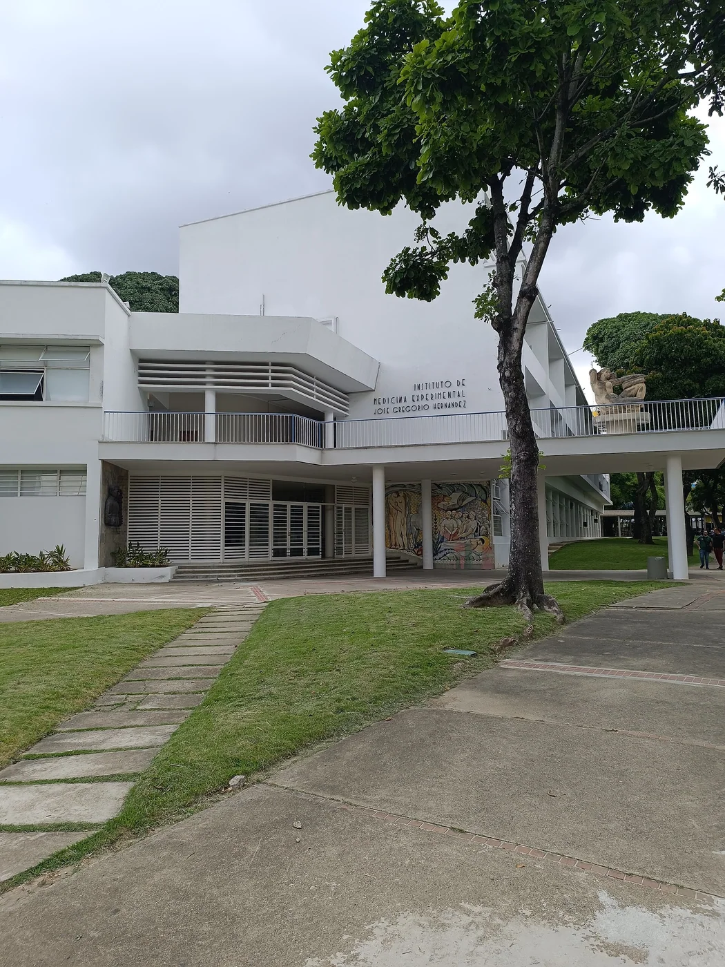 A different exterior view of the Instituto de Medicina Experimental José Gregorio Hernández at UCV in Caracas.