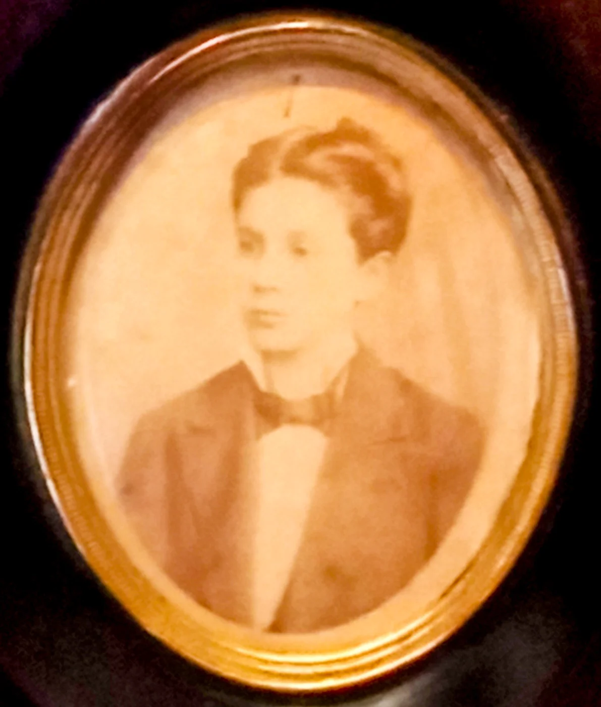 Portrait of José Gregorio Hernández as an adolescent, associated with his secondary-school graduation.