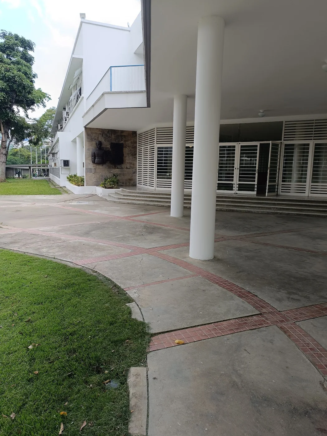 Exterior detail of the Instituto de Medicina Experimental José Gregorio Hernández at UCV.