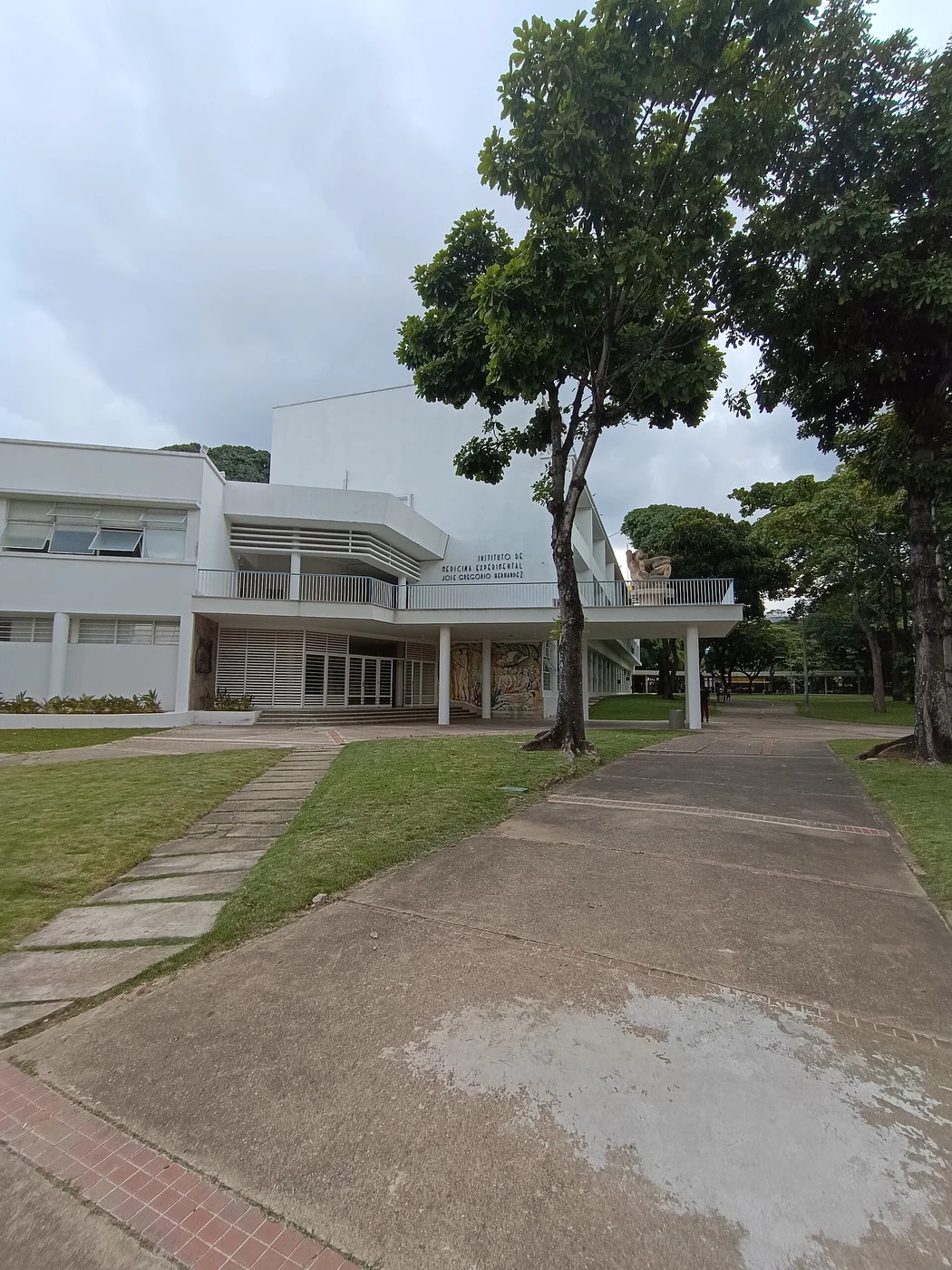 A further exterior view of the Instituto de Medicina Experimental José Gregorio Hernández at UCV in Caracas.