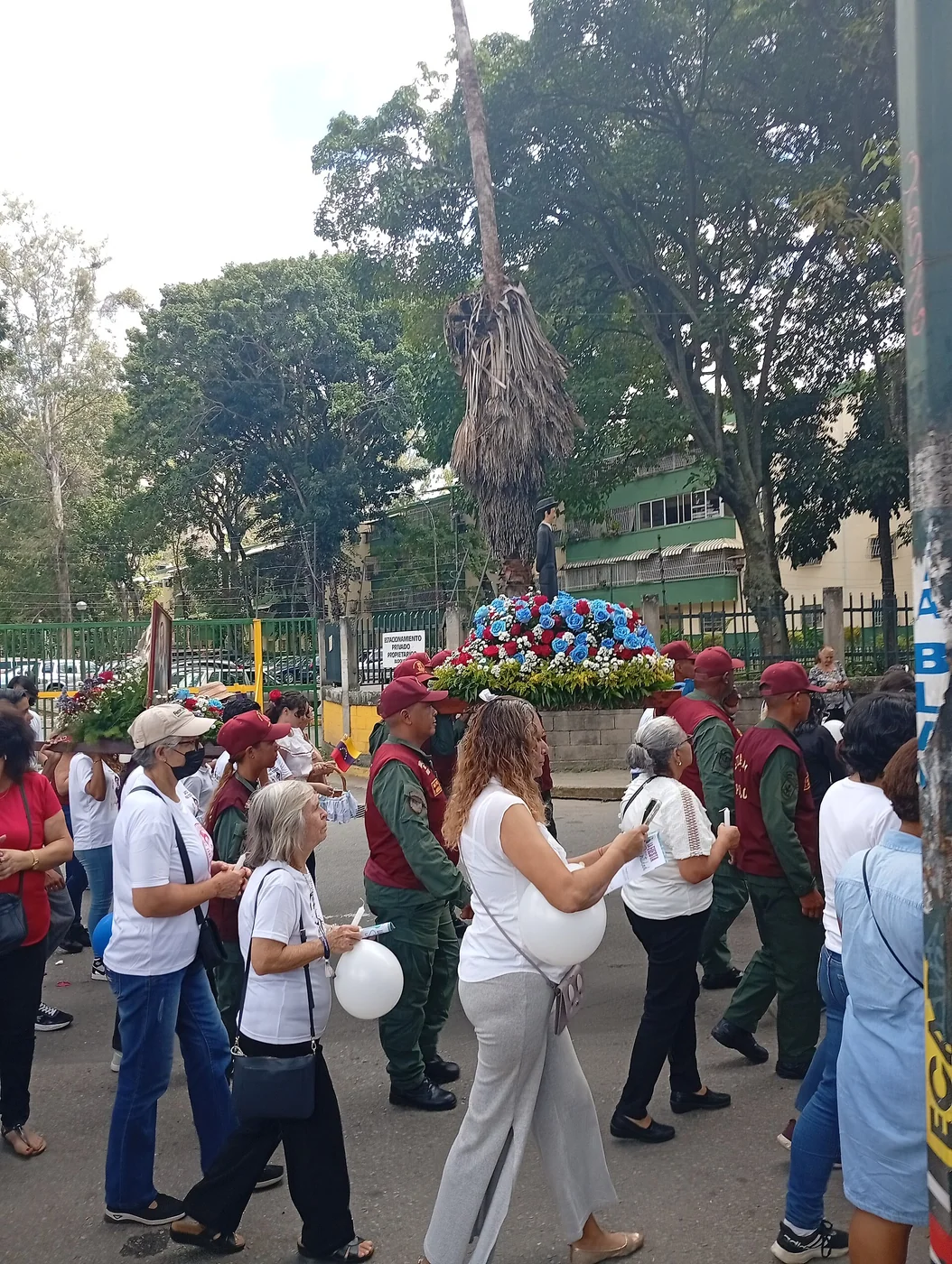 Participants in a José Gregorio Hernández and Madre Carmen Rendiles procession in Coche, Caracas, on 26 October 2025.