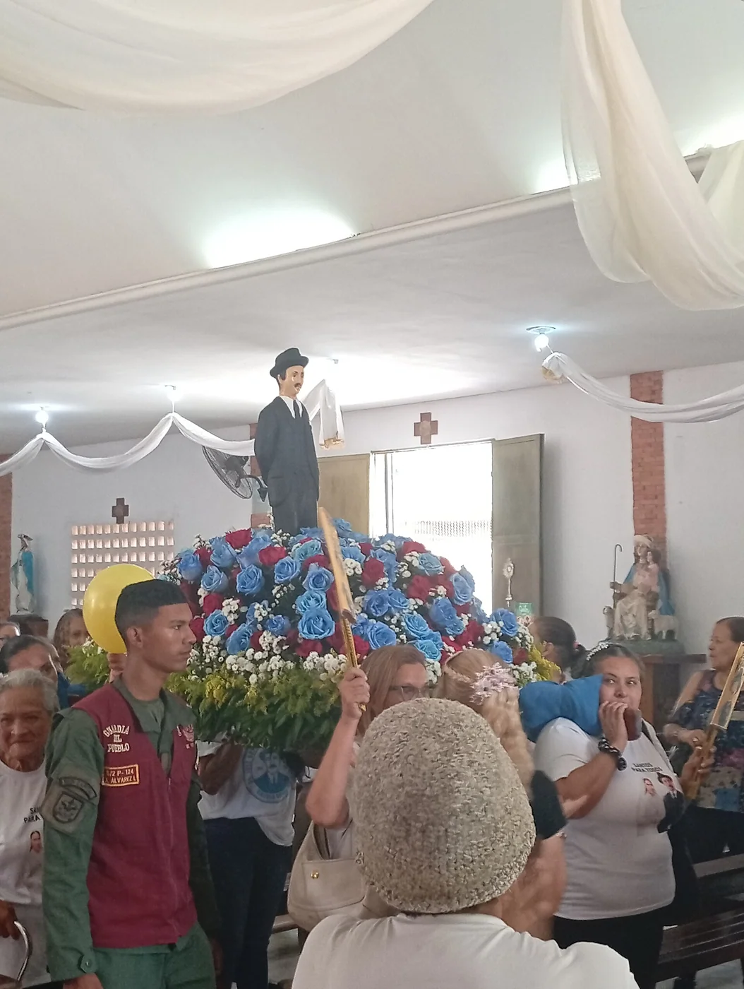 A third view of the José Gregorio Hernández and Madre Carmen Rendiles procession in Coche, Caracas, on 26 October 2025.