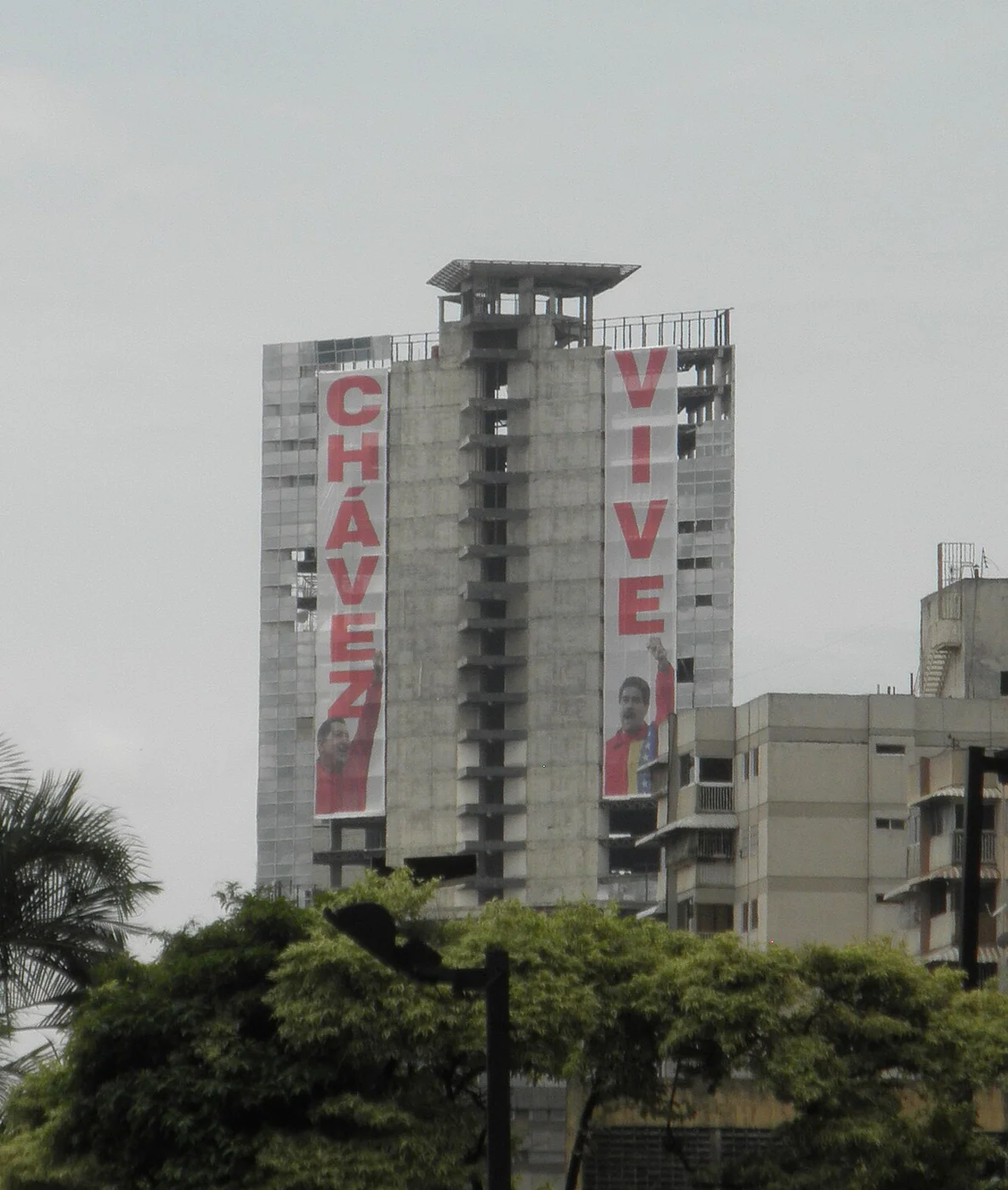 Centro Financiero Confinanzas in Caracas, photographed in 2014 with large banners on the building.