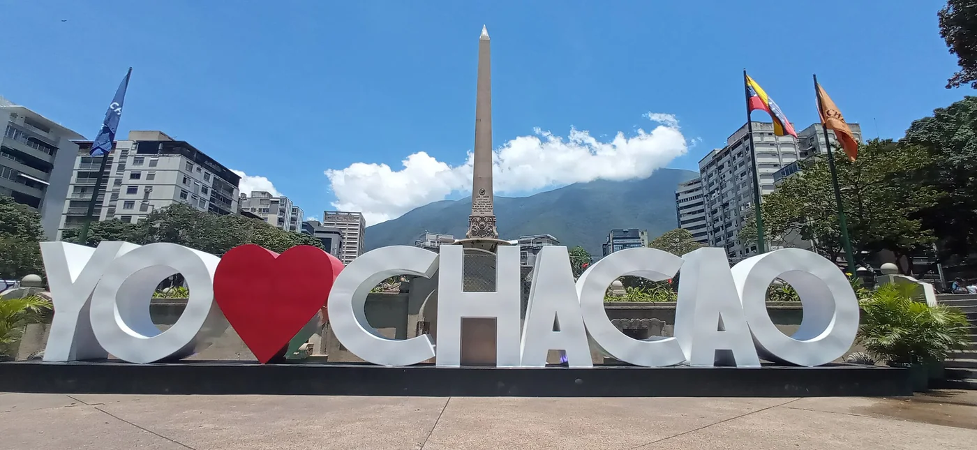 Plaza Francia in Altamira, Chacao, Caracas, with its obelisk and mountain backdrop.