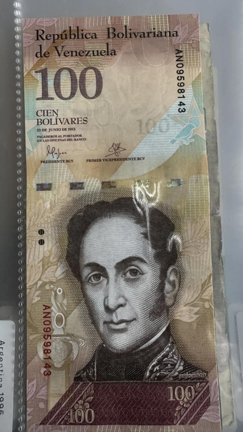 A Venezuelan 100-bolívar fuerte banknote.