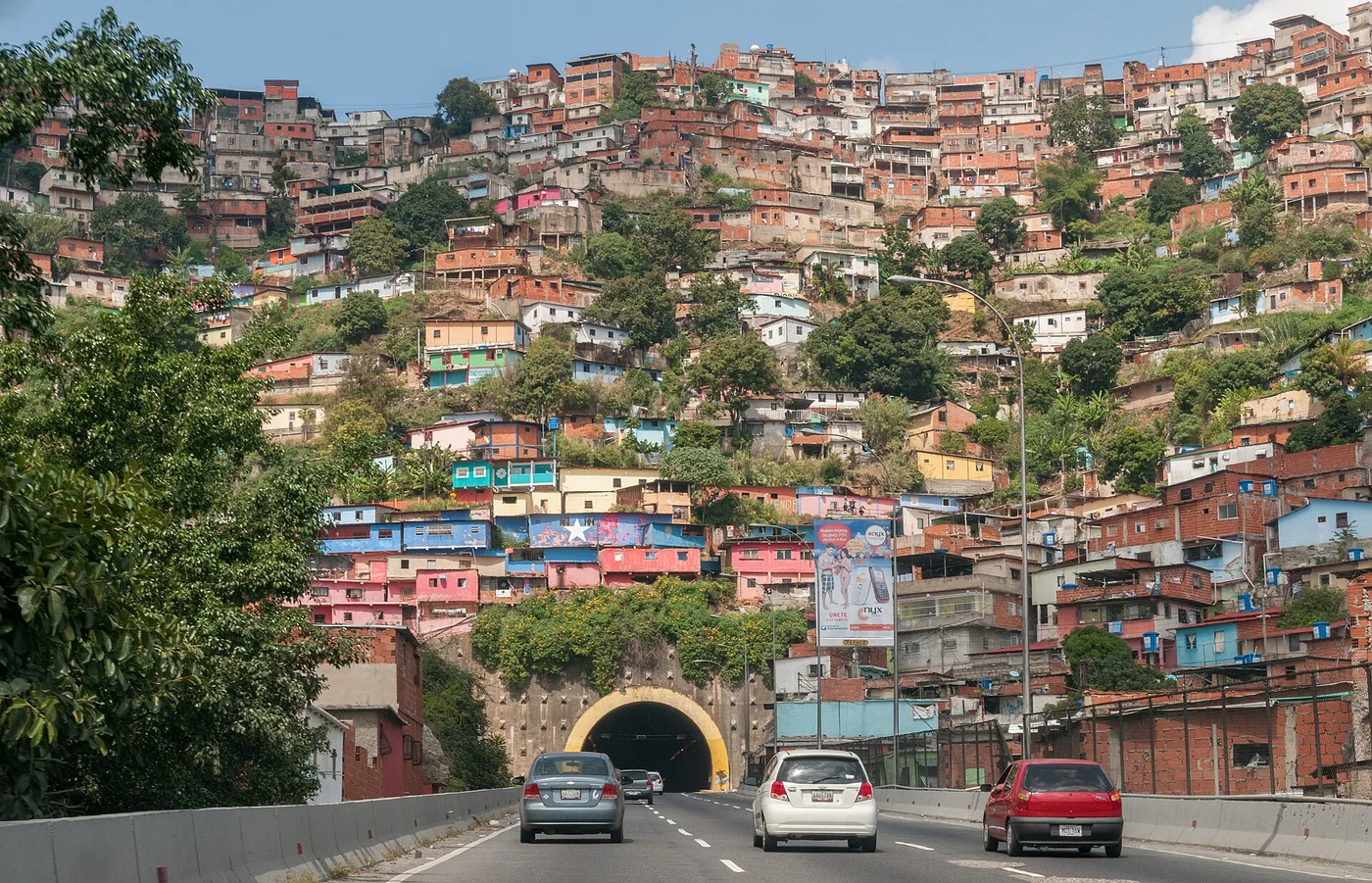 Habitatges improvisats producte de l’ èxode dels camperols cap a Caracas .