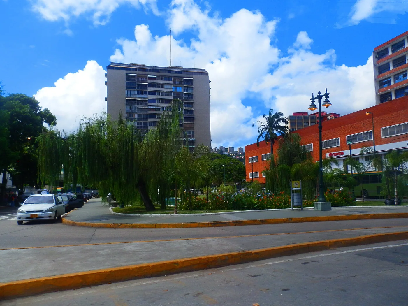 Landscaped grounds and academic buildings in Ciudad Universitaria de Caracas.