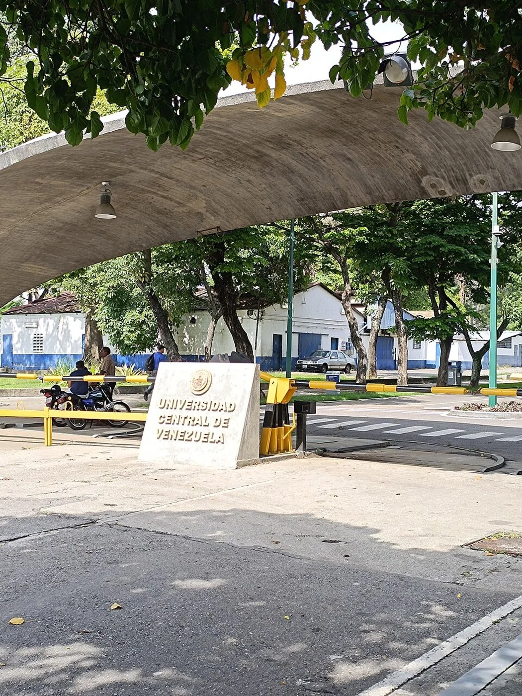 Monument and entrance area at the Plaza de las Tres Gracias access to UCV.