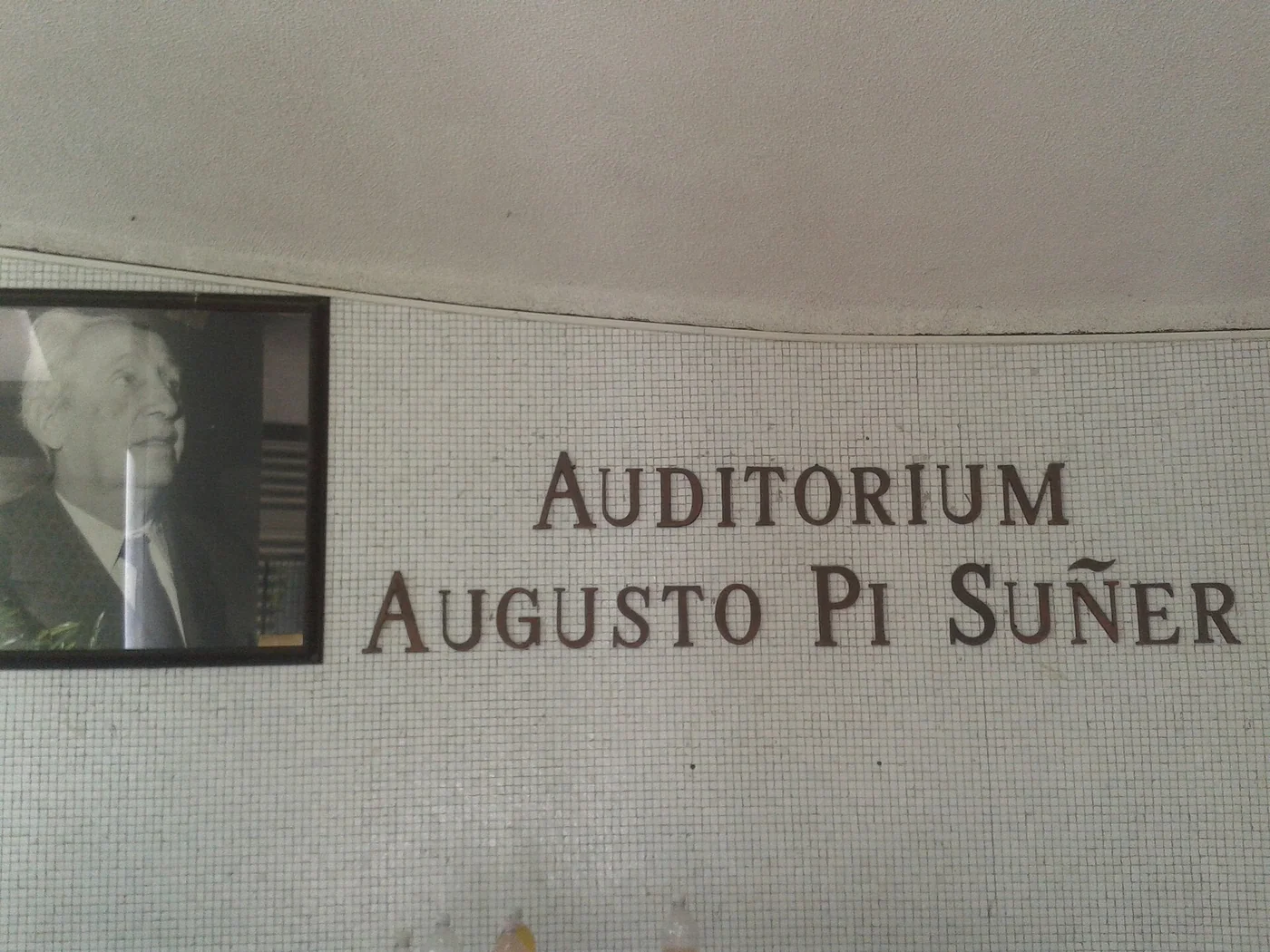 Sign for the Augusto Pi Suñer auditorium at UCV’s experimental medicine facilities.