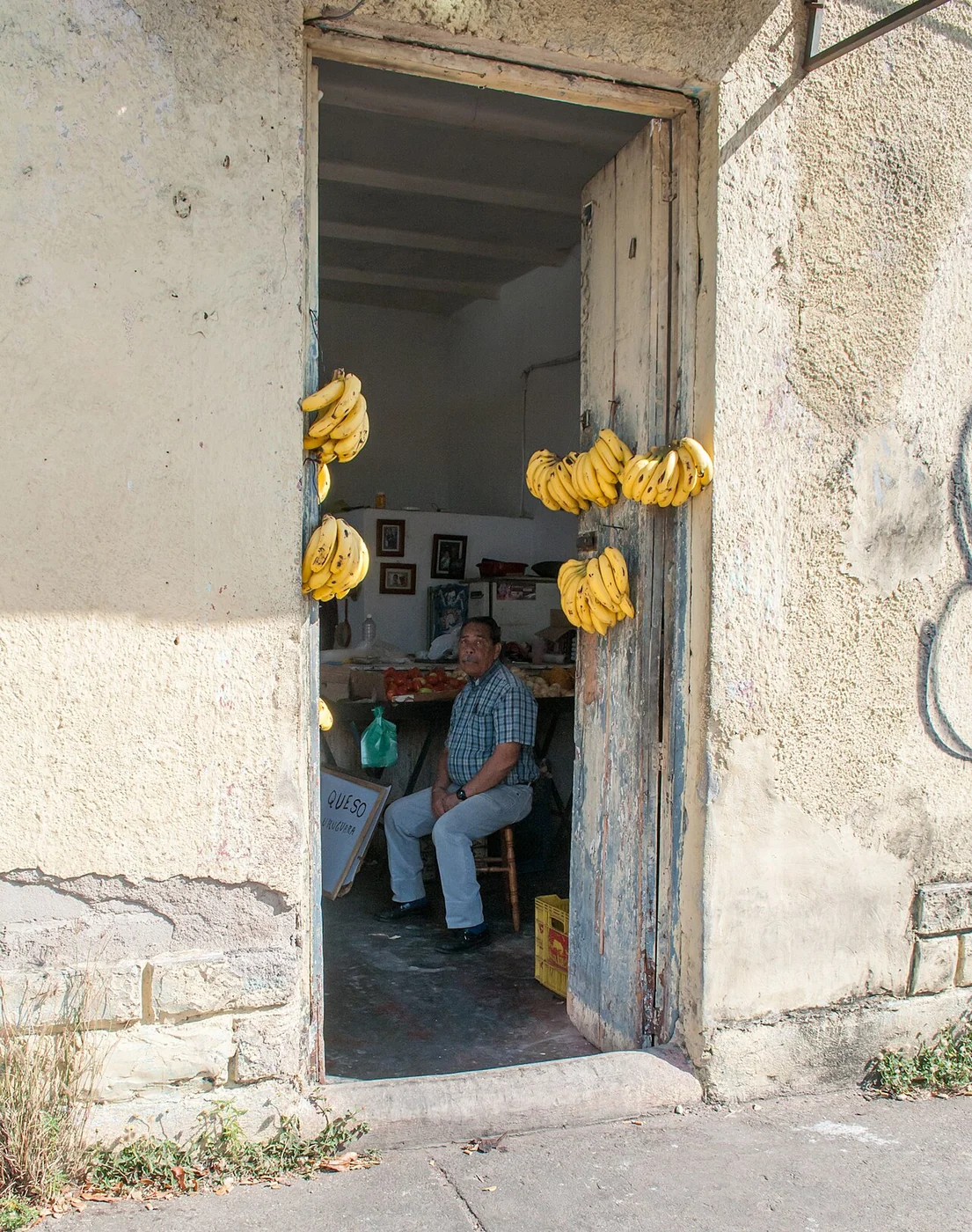 Old house and street seller in Valencia, Venezuela.