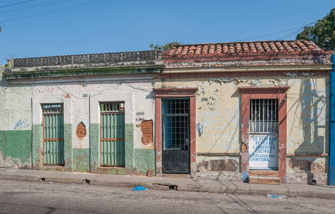 Old colonial houses on Avenida Guzmán Blanco in Valencia, Venezuela.