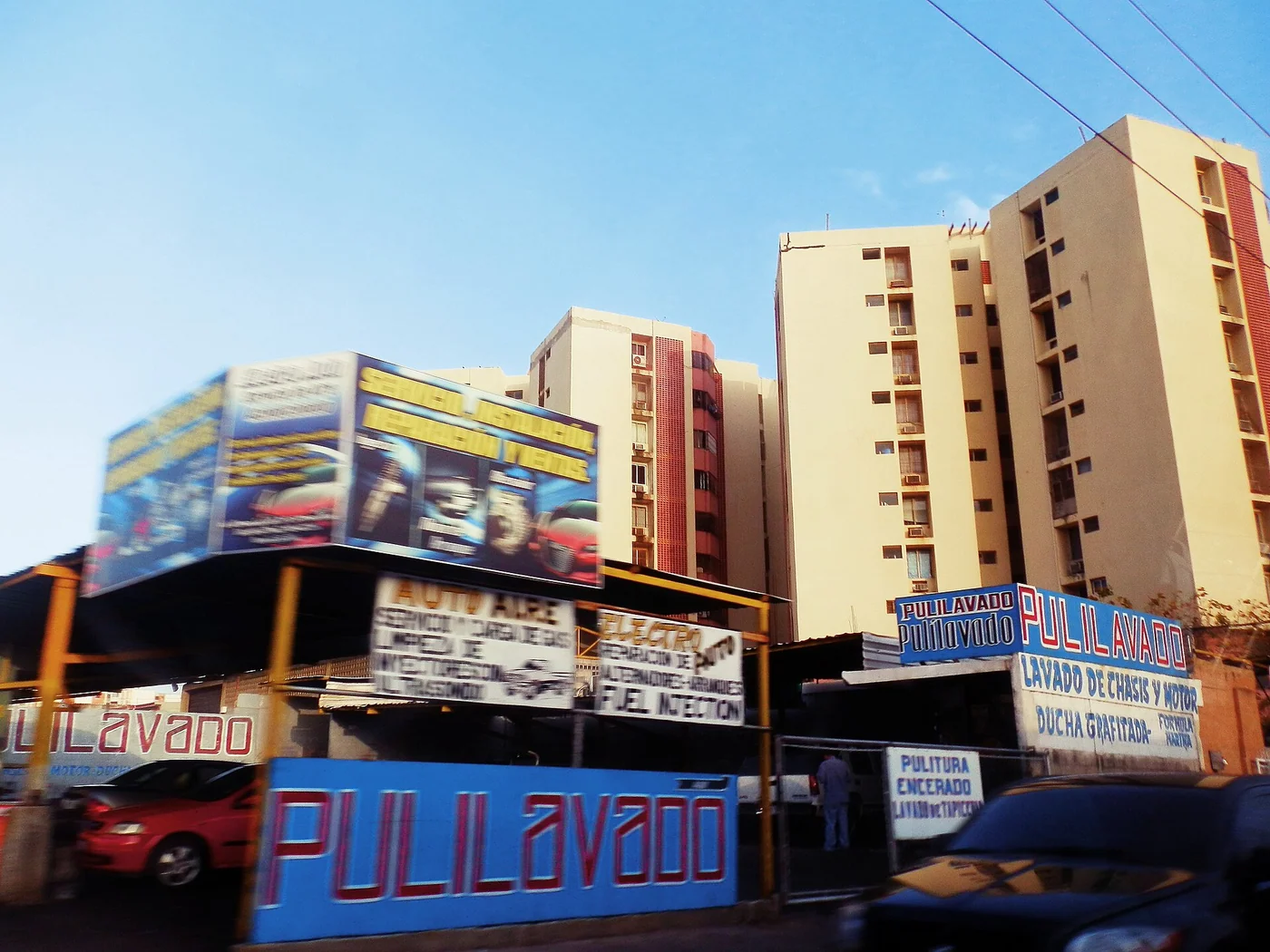 Pulilavado (auto lavado) y edificios residenciales en Maracaibo, Venezuela