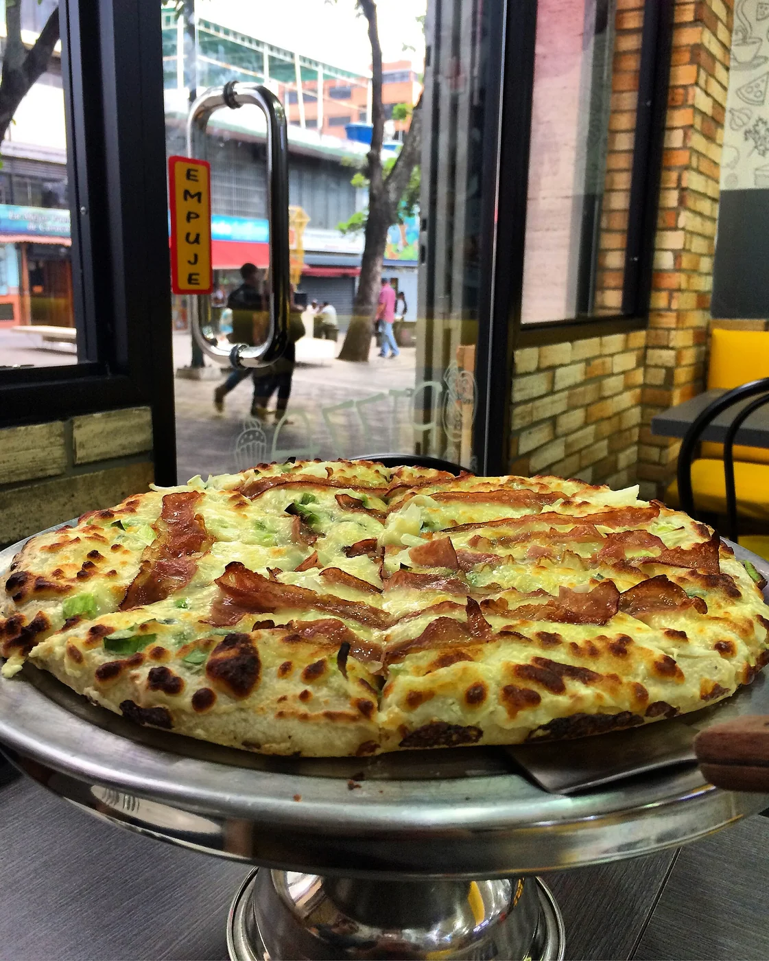 A second view of Pizzería Va Bene on the Sabana Grande boulevard in Caracas