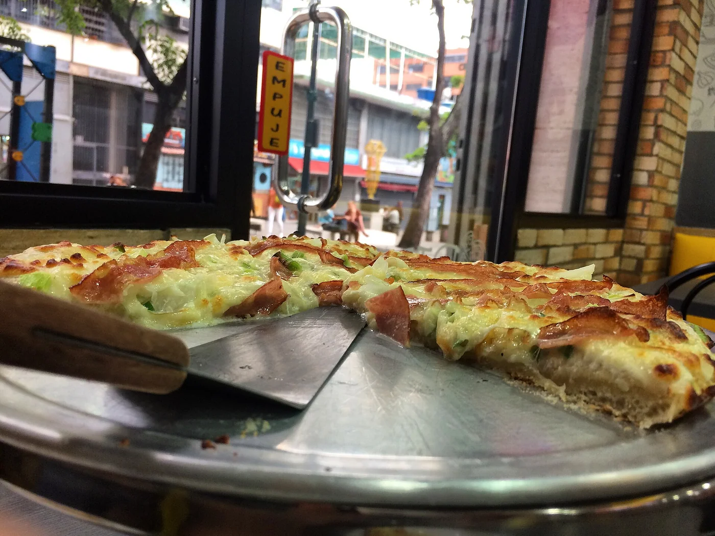 A third street-level view of Pizzería Va Bene on the Sabana Grande boulevard in Caracas