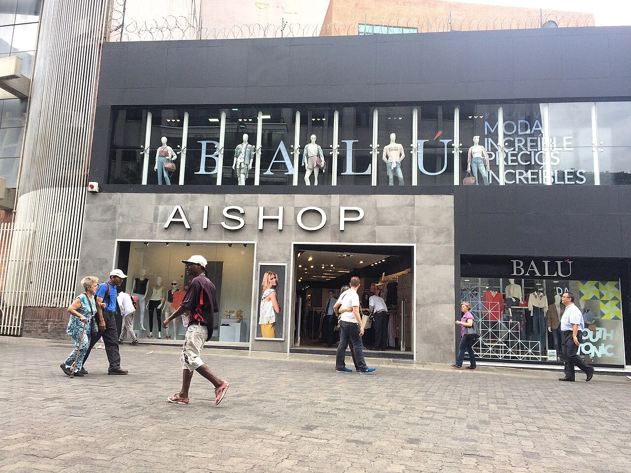 Street-level shops, cafés and restaurants along Sabana Grande in Caracas