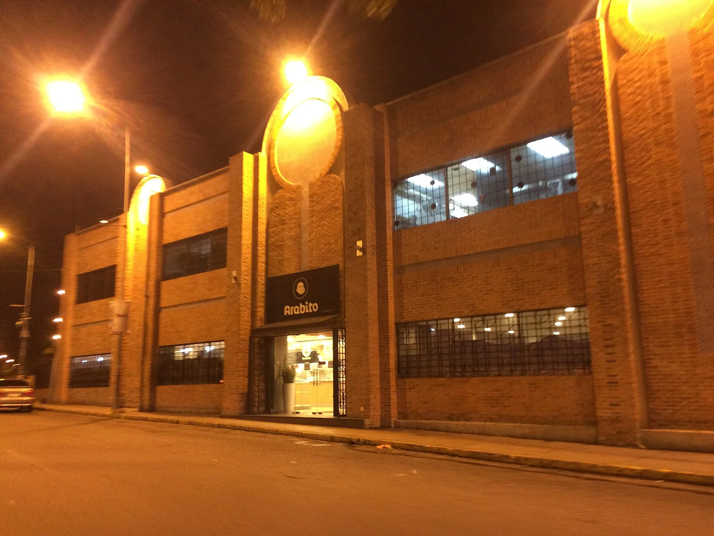 Night-time exterior of Restaurante El Arabito in Sabana Grande, Caracas