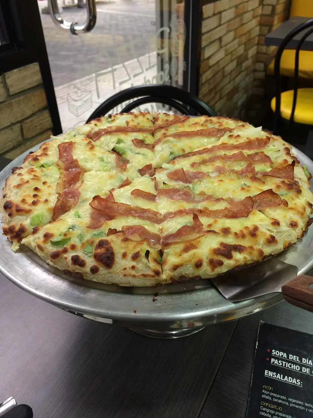 Pizza displayed at Pizzería Va Bene on the Sabana Grande boulevard in Caracas