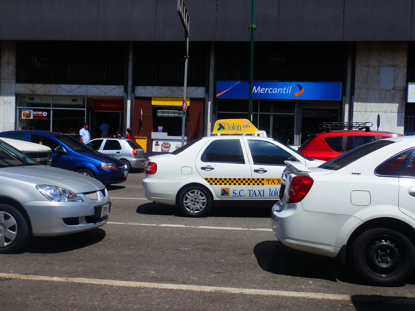 Español: Taxi en Caracas frente al banco Mercantil