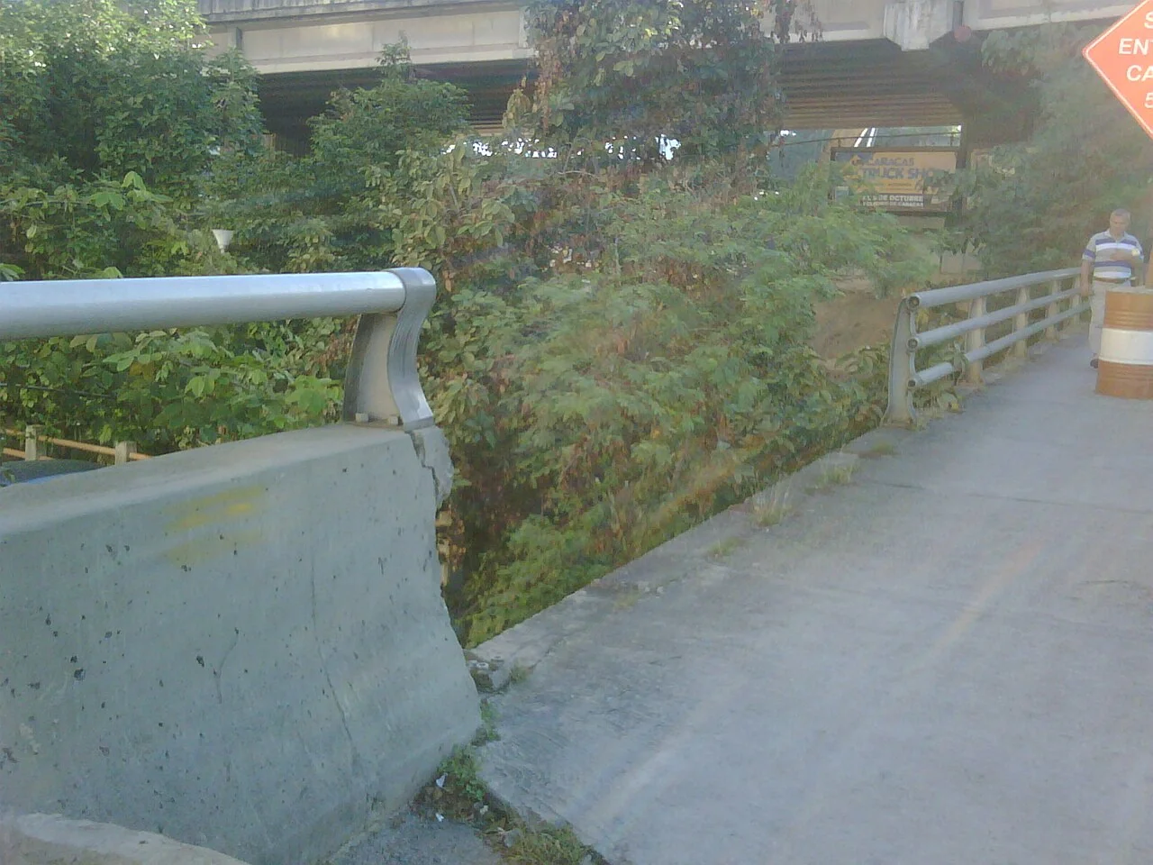 Puente sin baranda calle Orinoco de Las Mercedes