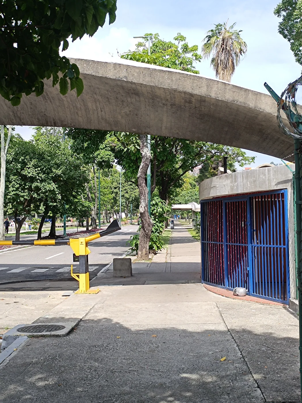Acceso Puerta las Tres Gracias - Metro Ciudad Universitaria UCV Caracas Venezuela 2023