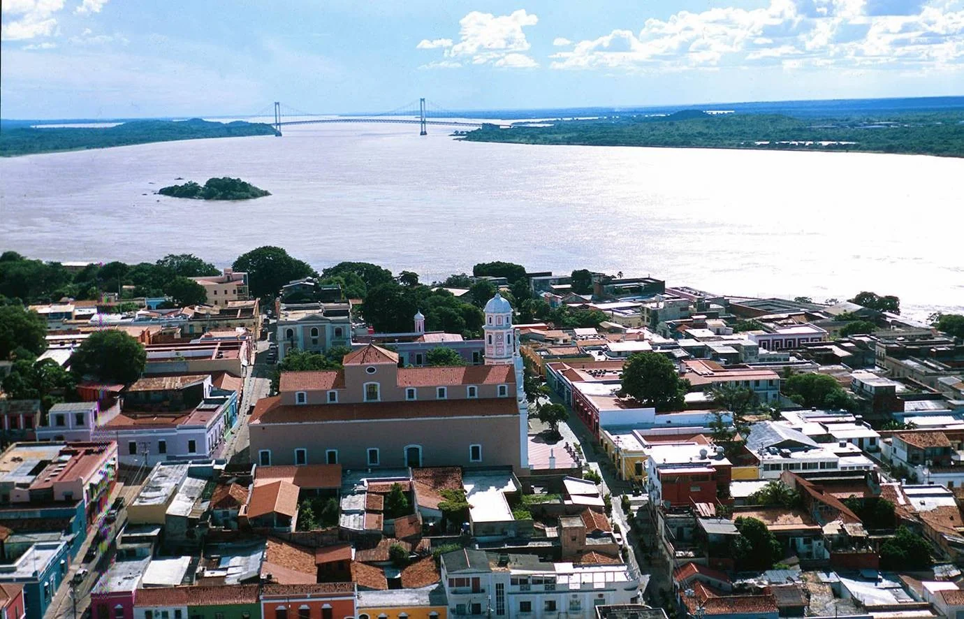 Vista del casco histórico de Ciudad Bolívar junto con el Puente de Angostura sobre el río Orinoco.